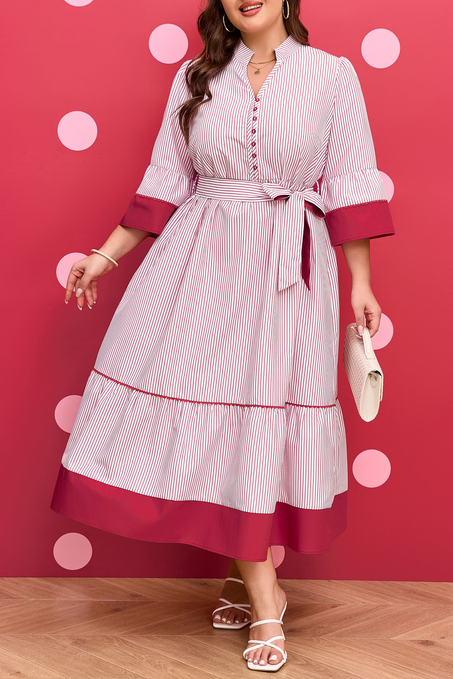 Robe maxi rayée à col boutonné, ceinture nouée, volants et manches mi-longues