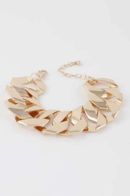 Bracelet en chaîne dorée à maillons larges plats, boucle et chaînette d’ajustement