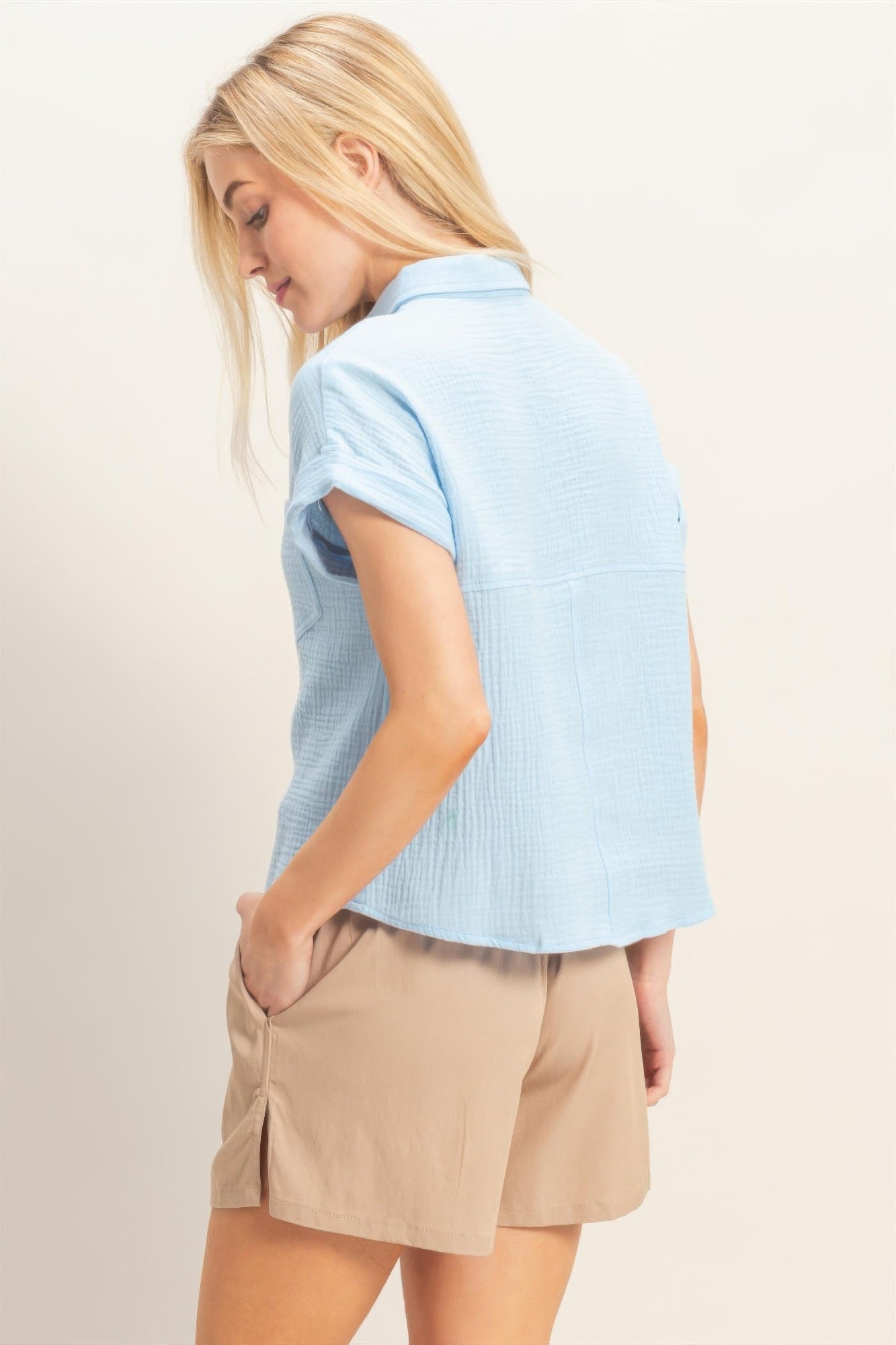Chemisier femme coton bleu ciel, manches courtes retroussées, col boutonné