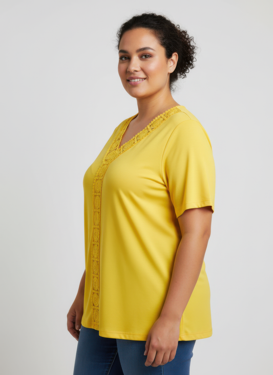 Haut en maille jaune à col V avec empiècement dentelle vertical, manches courtes