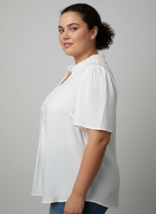 Haut femme blanc à col dentelle, manches courtes, coupe ample avec boutons devant.