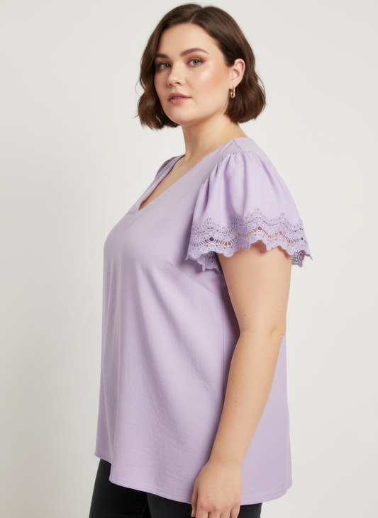 Haut en maille lavande col V, manche courte bouffante ornée de dentelle