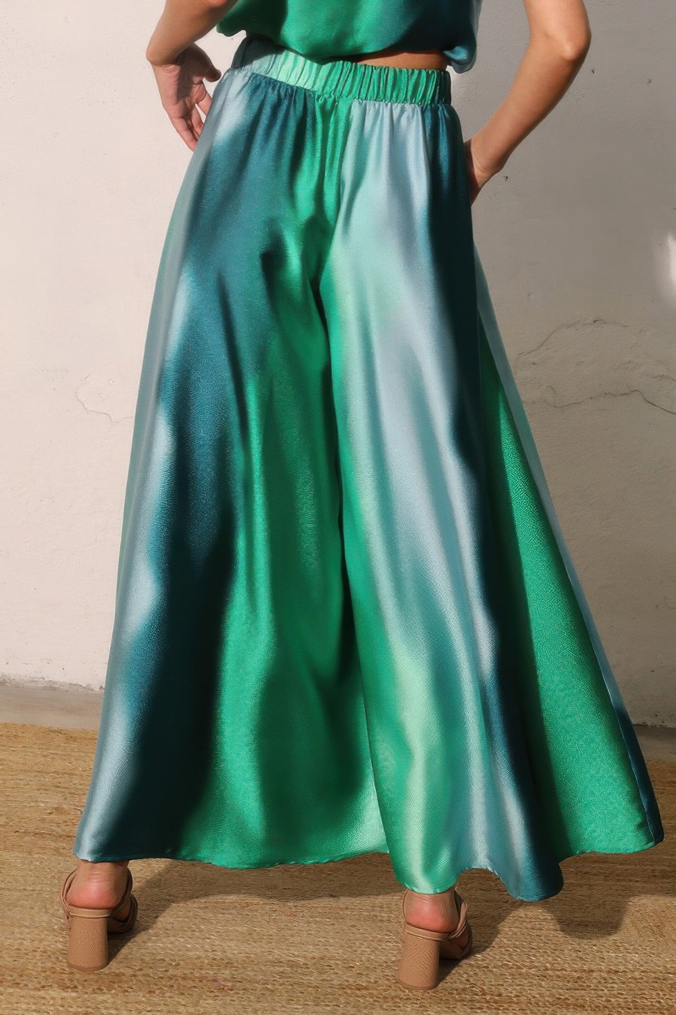 Pantalon satin ombré femme - détail tissu satiné brillant dégradé vert émeraude