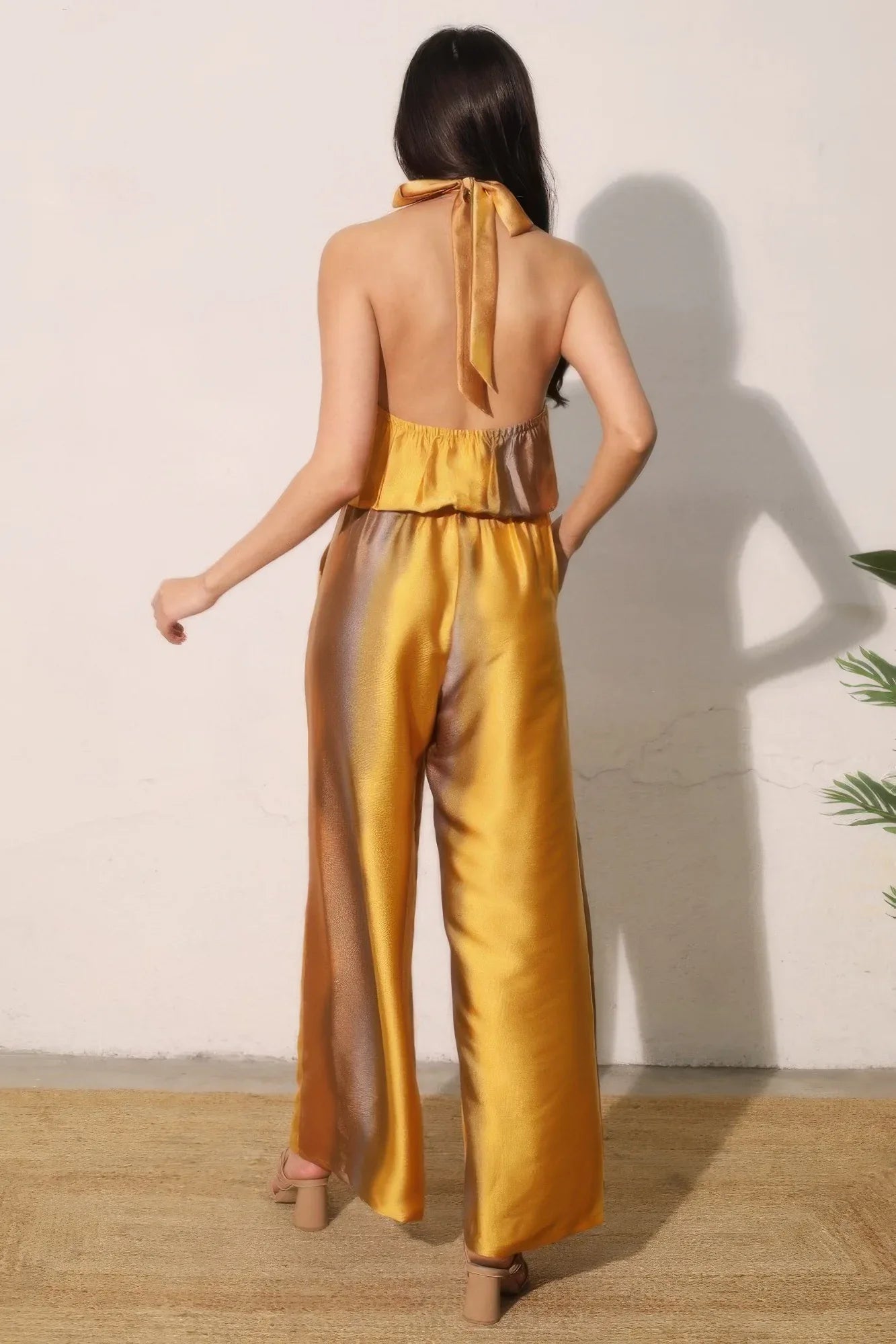 Combinaison satin ombré femme - détail tissu satiné brillant dégradé gold