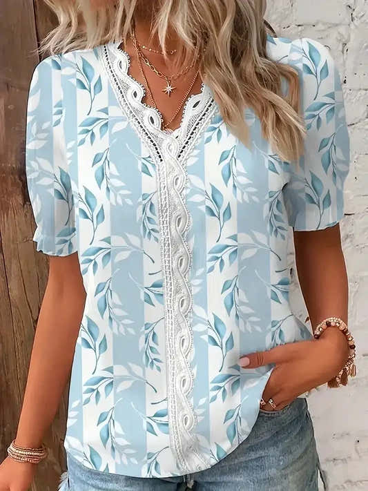 Chemise femme bleu clair col V dentelle ajourée, manches bouffantes, motif feuillage