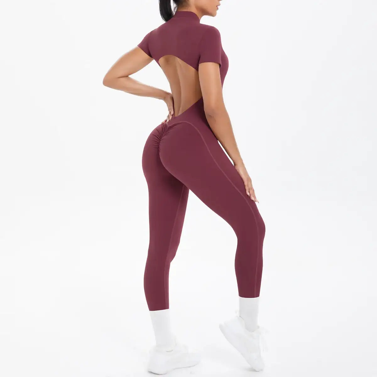 Combinaison de sport bordeaux, vue arrière, dos nu en U, coutures latérales