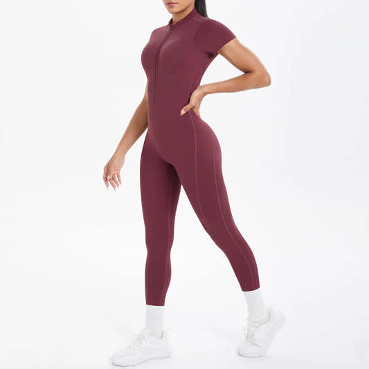 Combinaison de sport bordeaux moulante, manches courtes, col montant, couture latérale