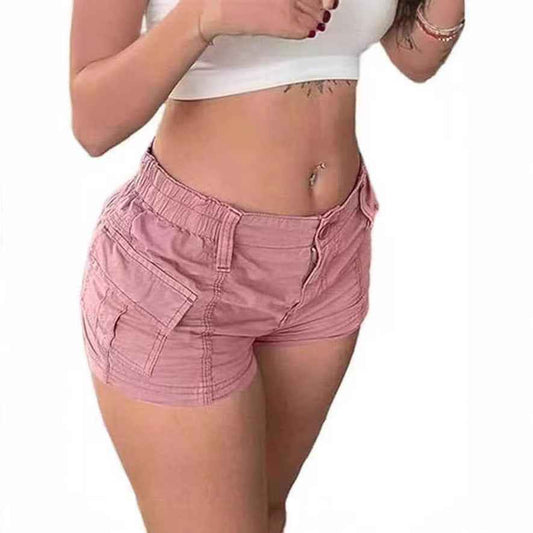 Short femme rose, taille froncée, poches plaquées et fermeture éclair au dos.
