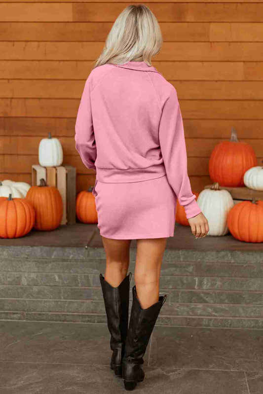 Ensemble pull demi-zip et mini jupe, rose, vue de dos, manches longues.
