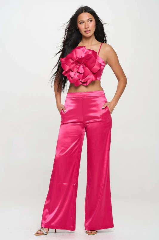 Ensemble top court et pantalon évasé satin magenta, fleur 3D sur le devant, bretelles fines