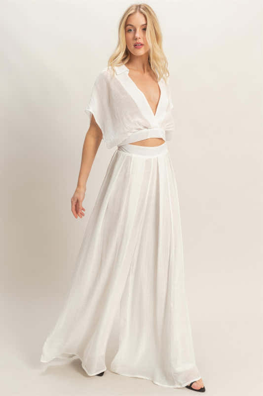 Ensemble blanc: haut cache-cœur manches courtes et pantalon large à taille marquée