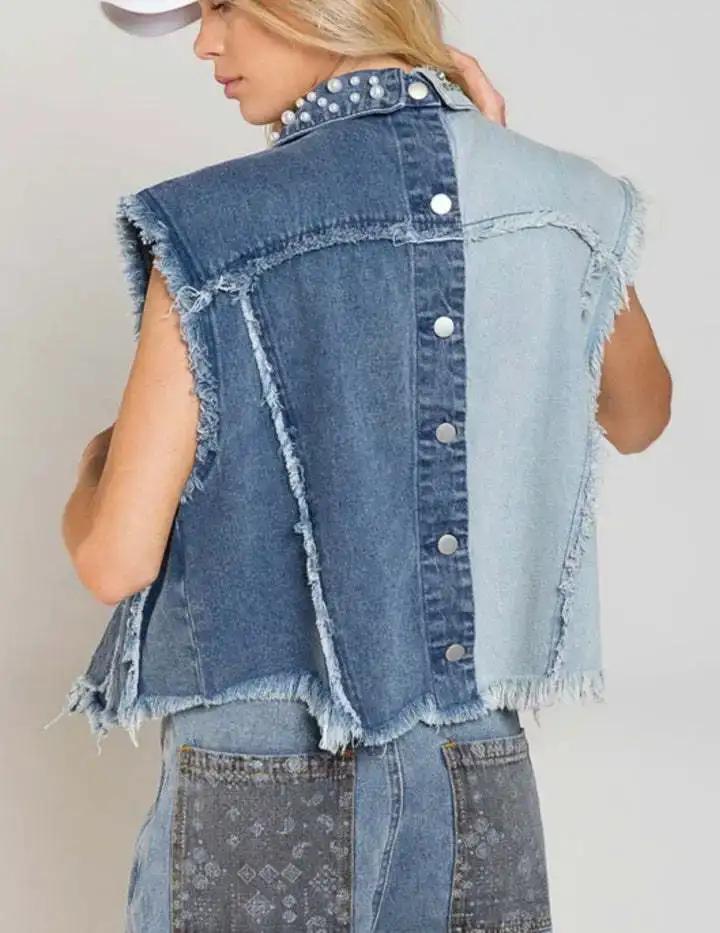 Gilet en jean sans manches au dos, boutonnage et empiècements contrastés