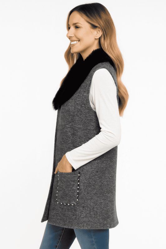 Gilet sans manches gris en mélange de laine, col fausse fourrure noire, vue de profil