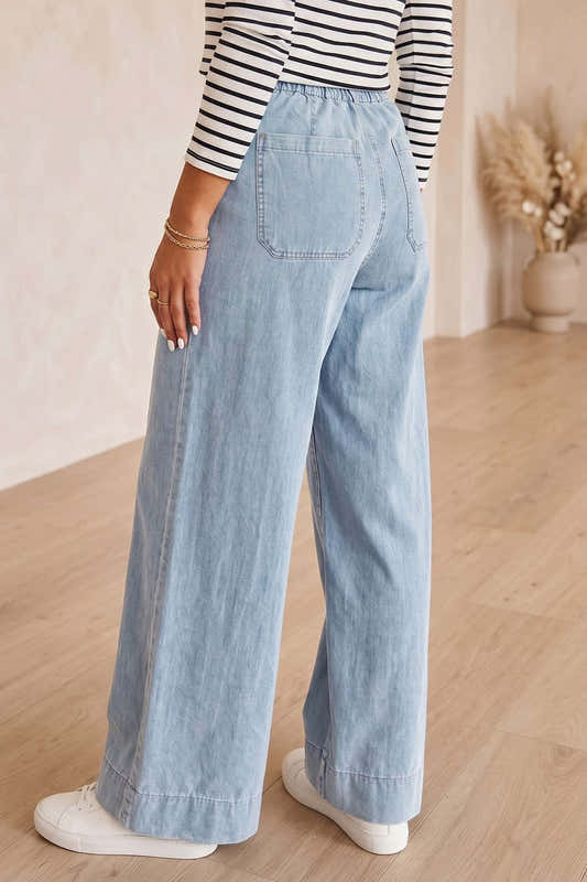 Jean en denim bleu clair à jambe ample, poche arrière visible, taille mi-haute