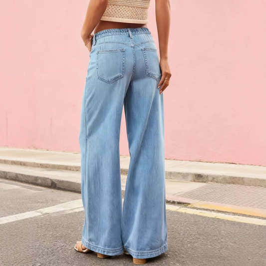 Jean évasé taille haute en denim bleu clair, jambe large, cordon de serrage à la taille.