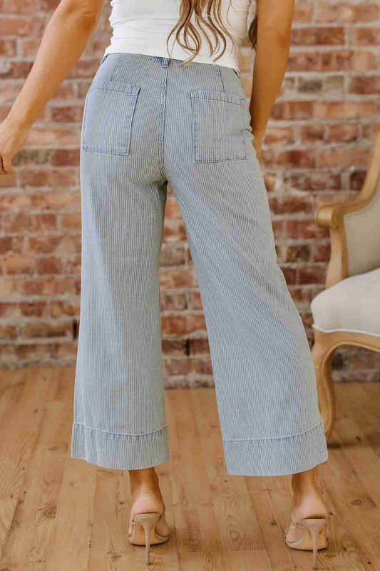 Jean bleu ciel taille haute à jambes larges avec deux poches arrière