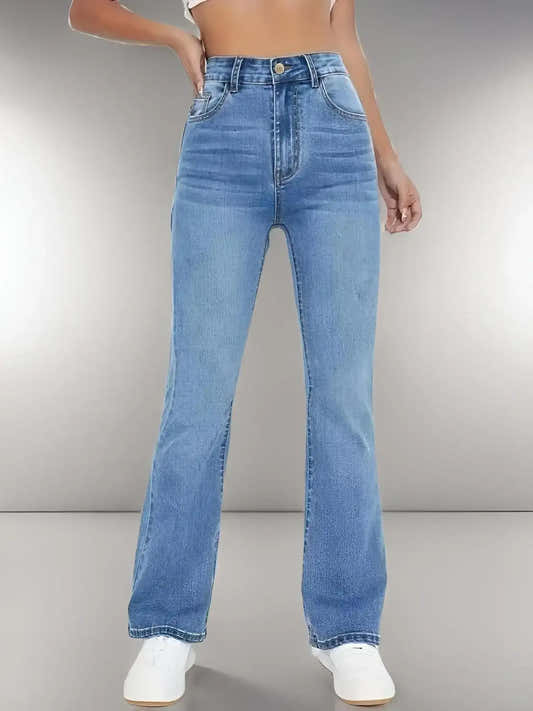 Jean taille haute en denim bleu lavé, coupe évasée, bouton métal et braguette