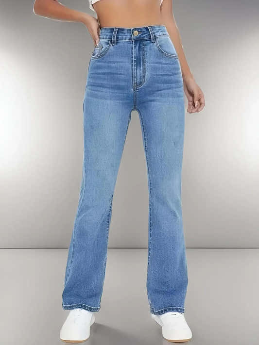 Jean taille haute en denim bleu lavé, coupe évasée, bouton métal et braguette