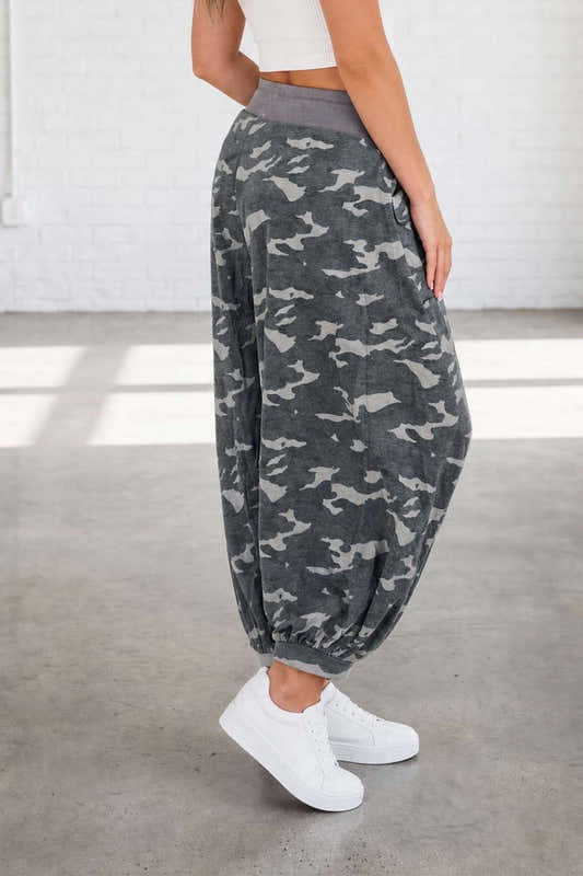 Jogger camouflage gris, ceinture contrastée et cordon, coupe ample