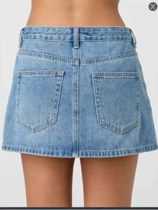 Jupe en jean courte bleu clair vue de dos, taille mi-haute, coutures et poches.