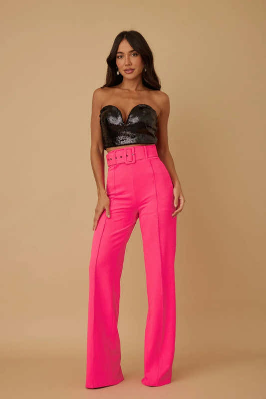 Pantalon taille haute évasé rose fuchsia, ceinture à boucle, jambes évasées