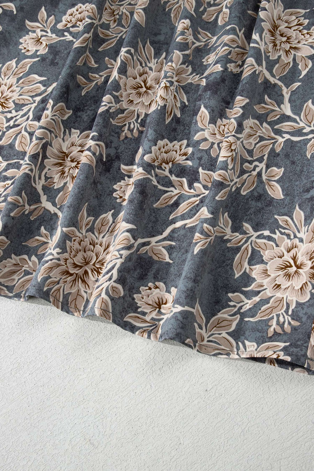 Robe bleu-gris à motif floral beige, tissu texturé