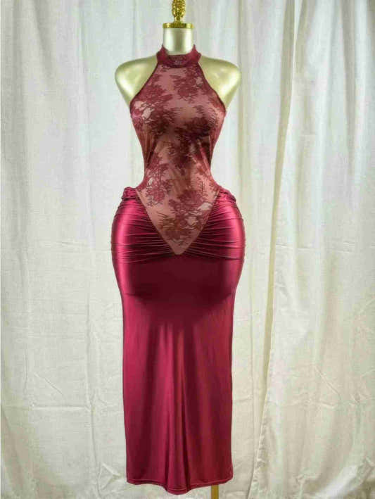 Robe midi cramoisi en dentelle florale, encolure haute, détail froncé au buste.