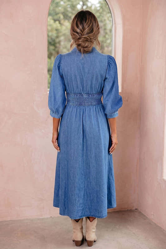 Robe midi en jean bleu dos, taille smockée, fermeture zippée au centre, manches 3/4.