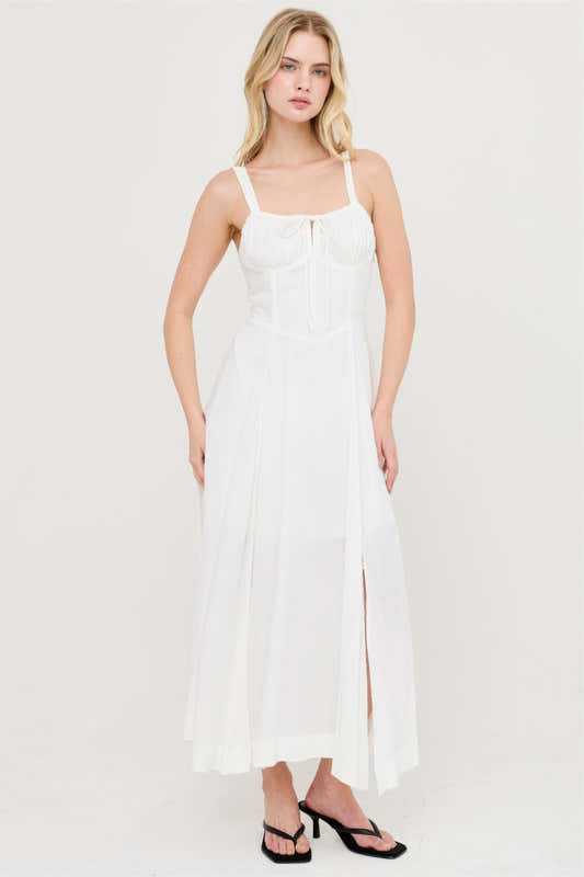 Robe blanche cassé à bretelles fines, corsage froncé, jupe mi-longue fendue