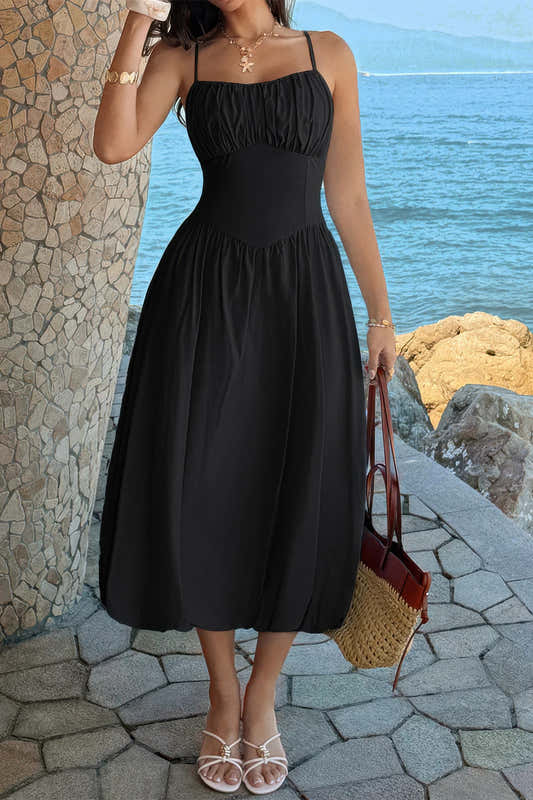 Robe midi noire à buste froncé, bretelles fines, jupe évasée