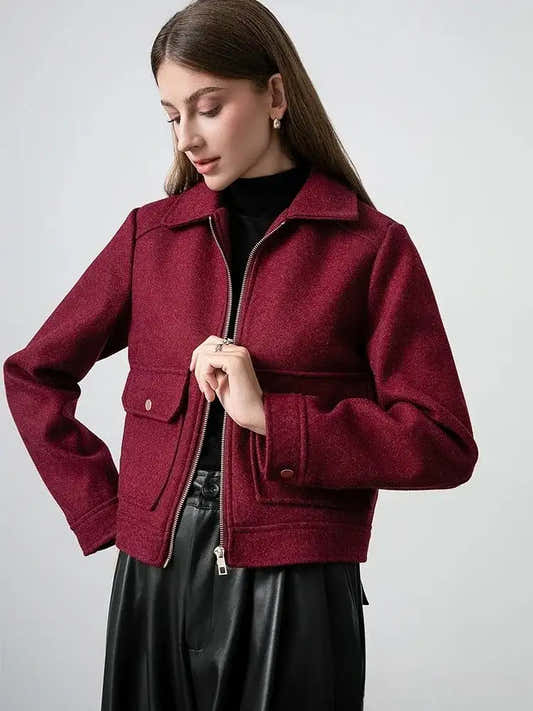 Blouson court femme rouge bordeaux, col rabattu, poches et détails zippés