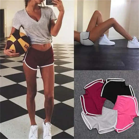 Short sport femme bordeaux à liseré blanc, taille élastique, coupe courte, porté.