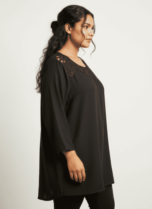 Tunique noire dentelle au col, manches évasées, coupe ample