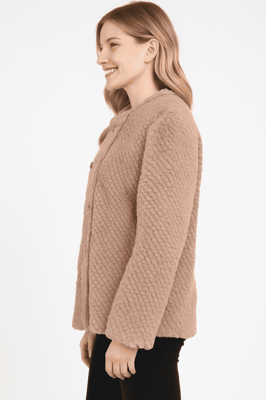 Veste fausse peau lainée texturée, beige, vue de profil avec col et manches