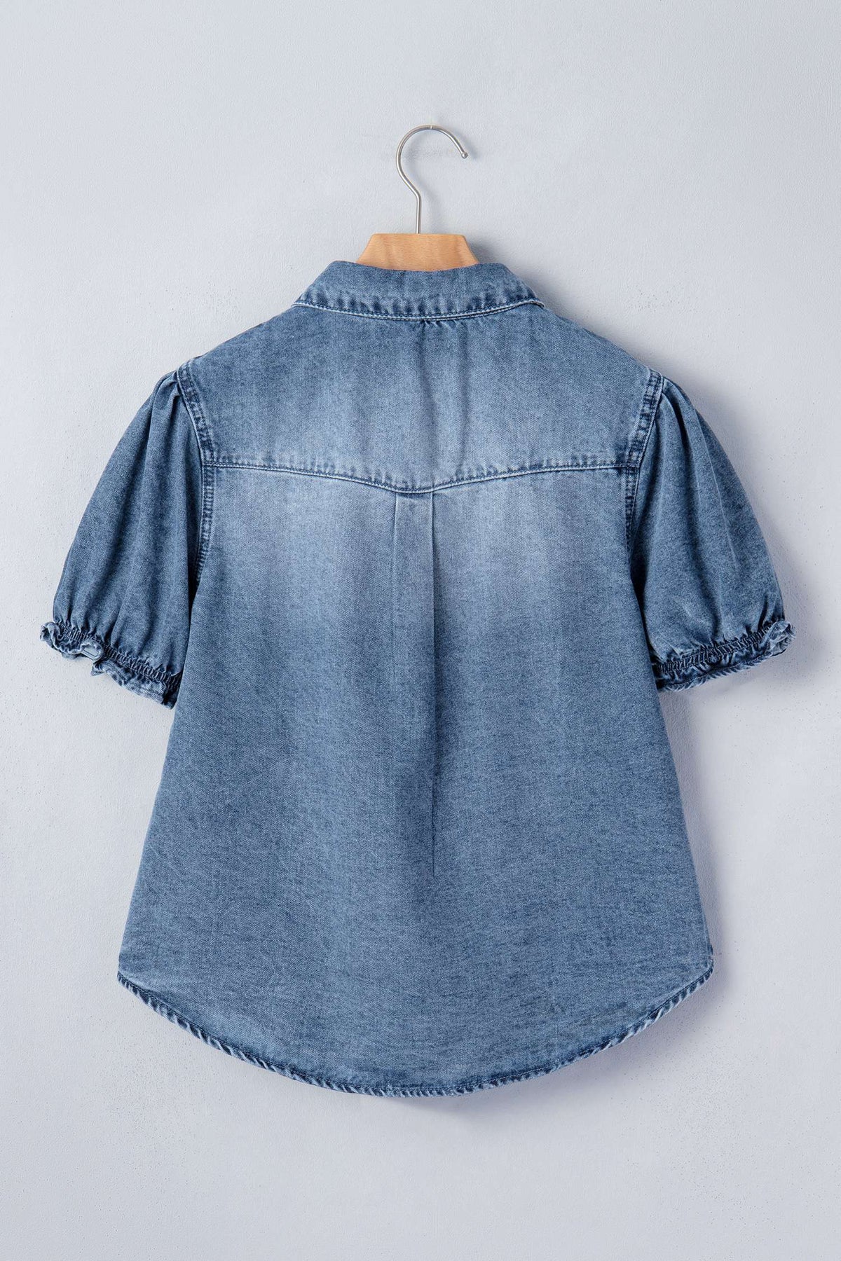 Chemisier en denim bleu pour femme, vue dos, manches bouffantes et boutons.