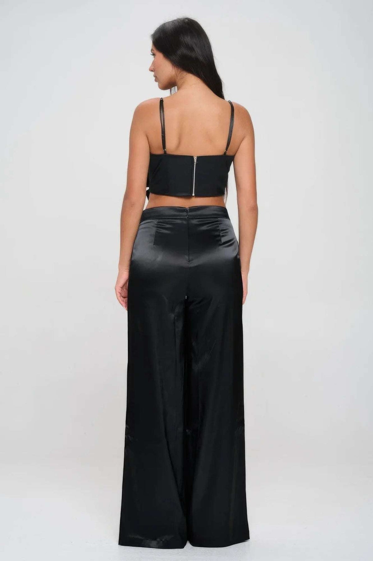 Ensemble top court et pantalon évasé satiné noir, vue de dos, bretelles fines