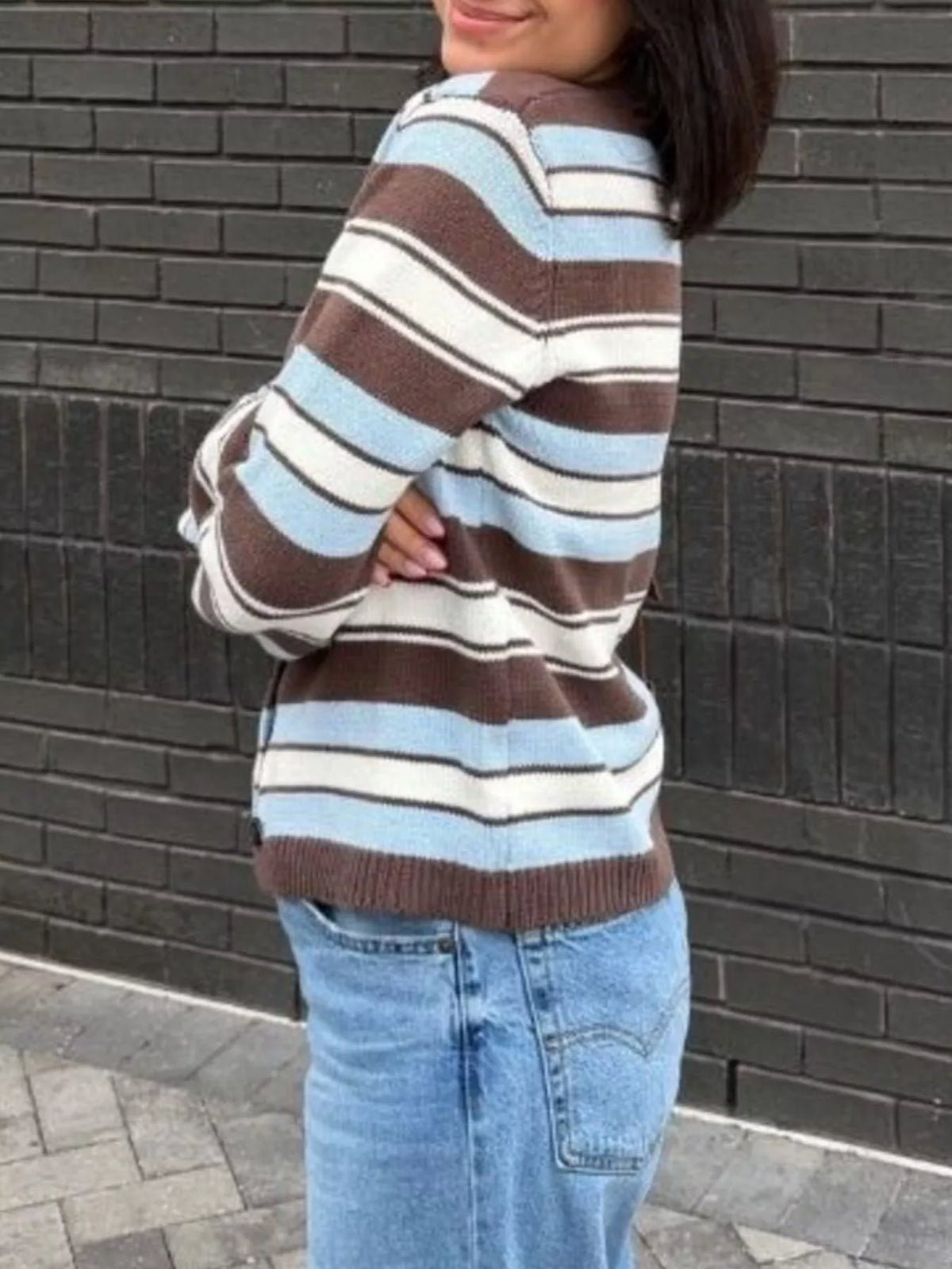 Gilet femme rayé à col en V et boutons marron – vue 7