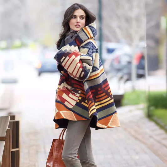 Manteau à capuche femme multicolore à motif ethnique, vue de trois quarts, poche plaquée et manches évasées