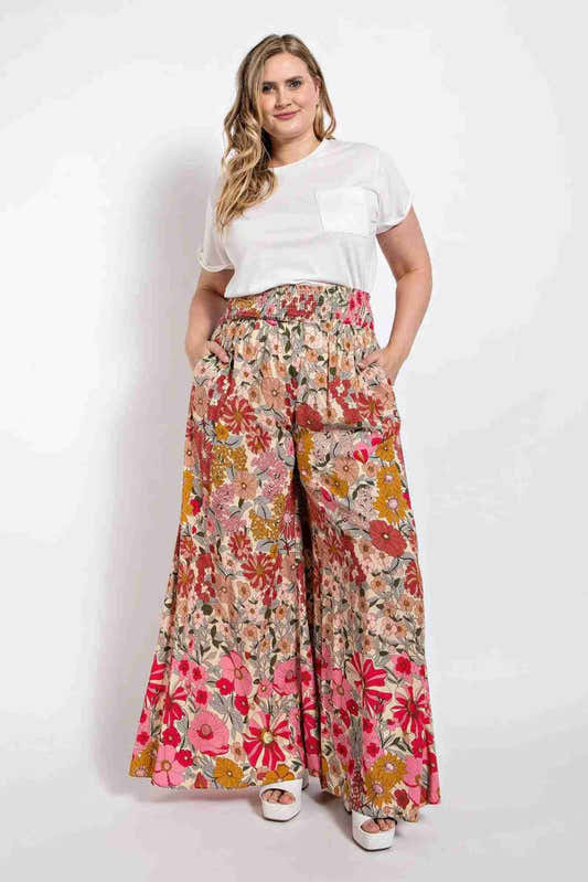 Pantalon grand format à jambe évasée, taille smockée, motif floral coloré, rose