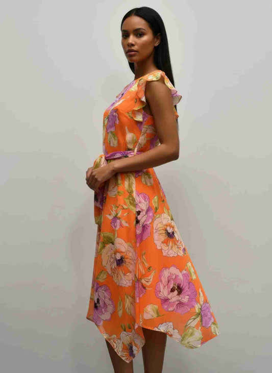 Robe florale orange à manches volantées, col dégagé et ourlet asymétrique