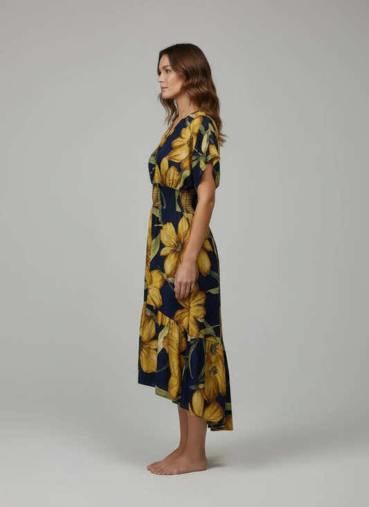 Robe fleurie bleu nuit, motif grandes fleurs jaunes, manches courtes, ourlet asymétrique