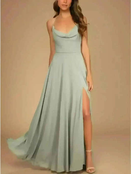 Robe longue vert clair à bretelles fines, décolleté drapé et fente sur le côté.