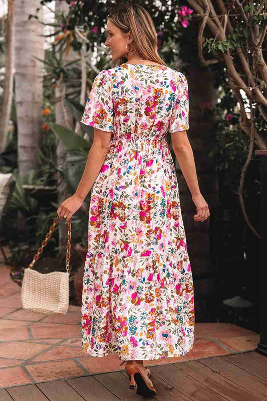 Robe longue fleurie vue de dos, manches courtes et jupe évasée