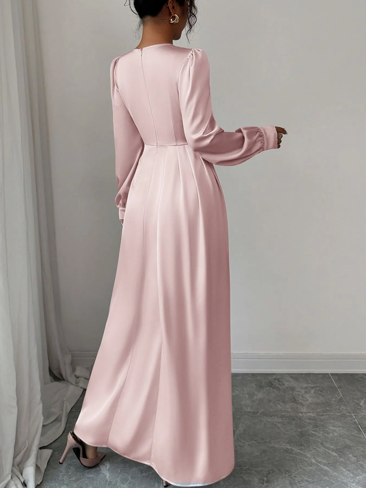 Robe longue en satin rose à manches longues et fente – vue 5