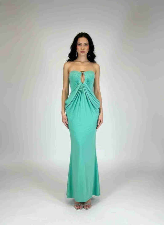 Robe maxi turquoise à encolure bustier froncée, longueur au sol.
