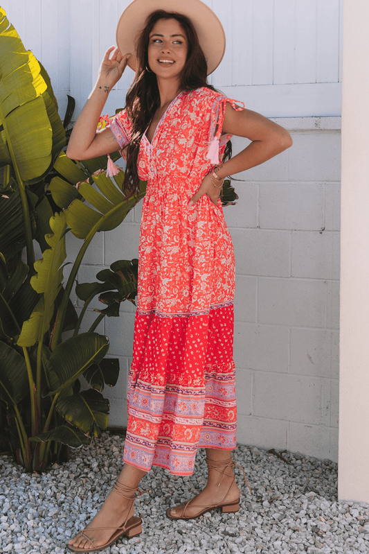 Robe midi rouge à fleurs, manches nouées, ourlet volanté