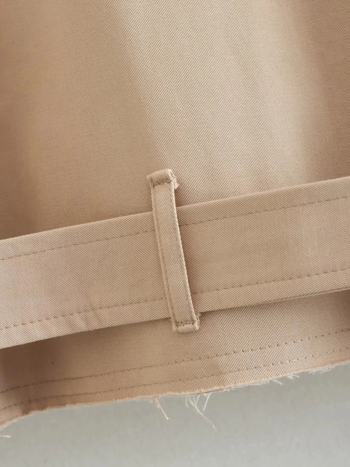 Trench court ceinturé beige à double boutonnage pour femme, style vintage – vue 14