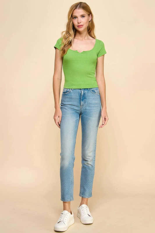 T-shirt femme vert à col rond côtelé avec encoche et manches courtes ajustées