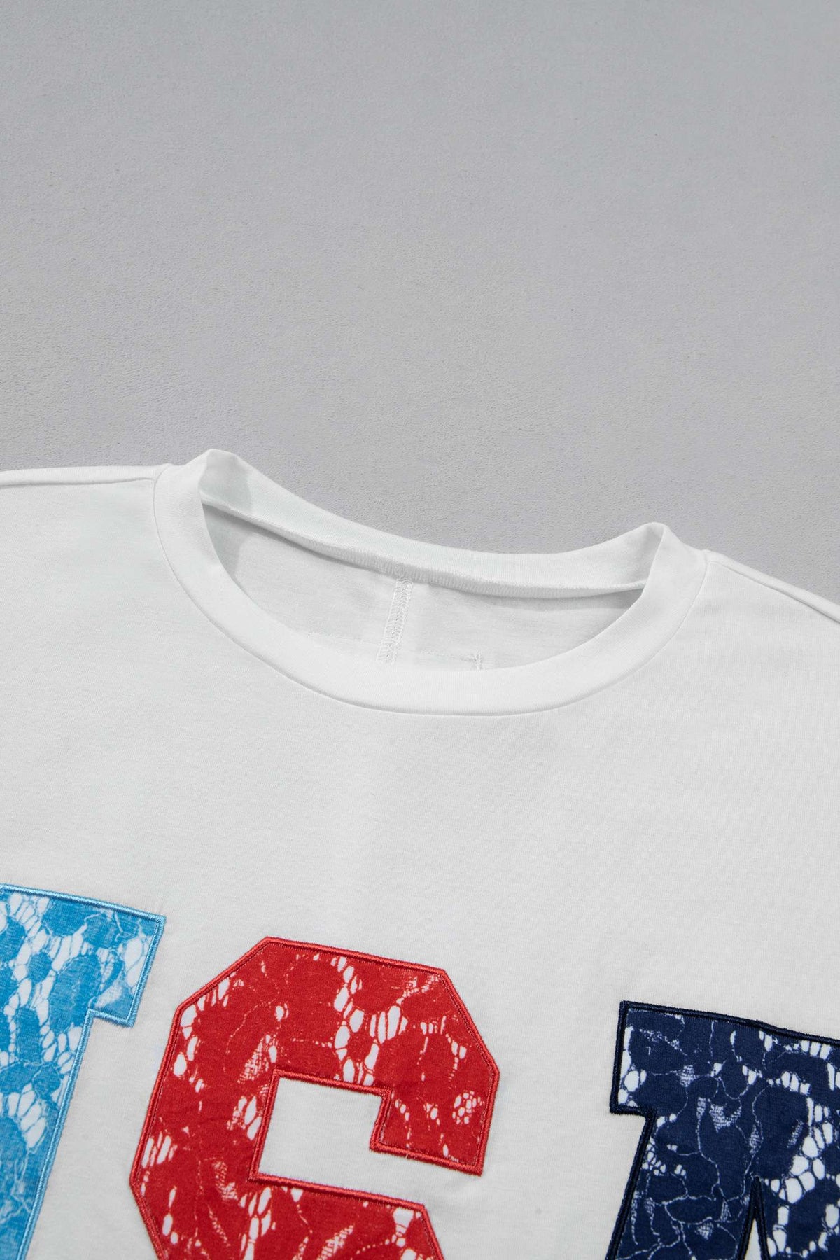 T-shirt dolman blanc pour femme, gros imprimé USA rouge et bleu sur le buste
