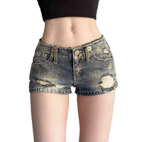 Short en denim bleu vintage pour femme, boutons dorés, ourlet effiloché, déchirures.